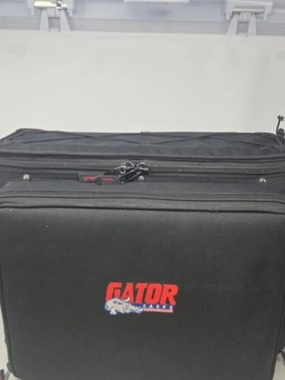 G-PRO-4W-6VMC 4U Rolling Rack Case with 6 Wireless‎ Mic Storage Lid - USA